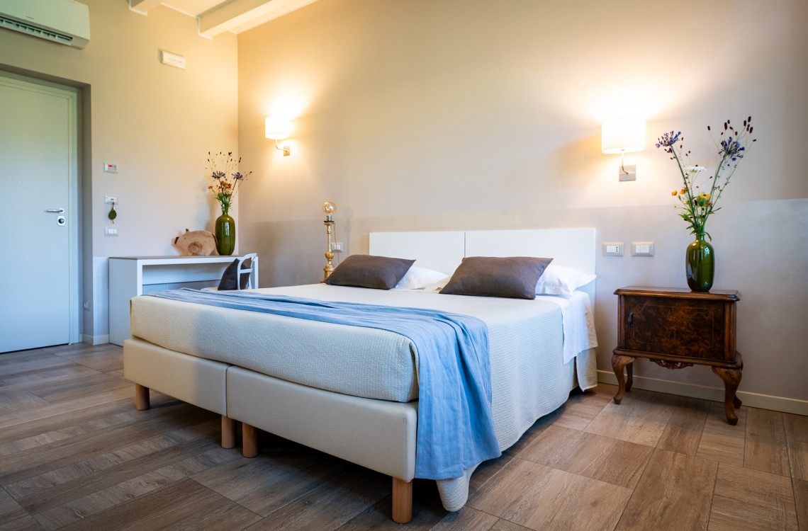 Situata al primo piano dell'edificio che chiude l'antico cortile, questa spaziosa e luminosa camera doppia, anche ad uso singola, con balcone aperto sul cortile, è la location ideale per trascorrere le vostre vacanze o pernottare durante un viaggio di lavoro. Con una superficie totale di circa 30 m², arredata in stile elegante e contemporaneo, dotata di comfort di ultima generazione, questa camera offre una splendida vista sugli edifici circostanti e sulla nostra magica campagna.