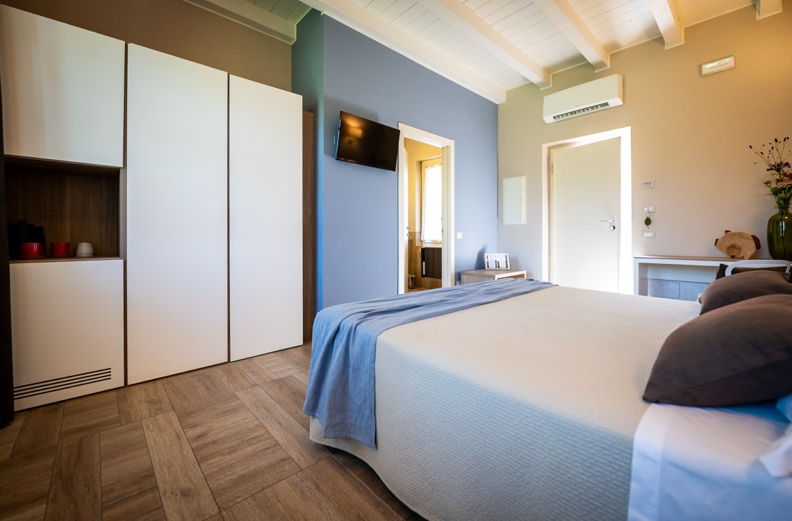 Situata al primo piano dell'edificio che chiude l'antico cortile, questa spaziosa e luminosa camera doppia, anche ad uso singola, con balcone aperto sul cortile, è la location ideale per trascorrere le vostre vacanze o pernottare durante un viaggio di lavoro. Con una superficie totale di circa 30 m², arredata in stile elegante e contemporaneo, dotata di comfort di ultima generazione, questa camera offre una splendida vista sugli edifici circostanti e sulla nostra magica campagna.