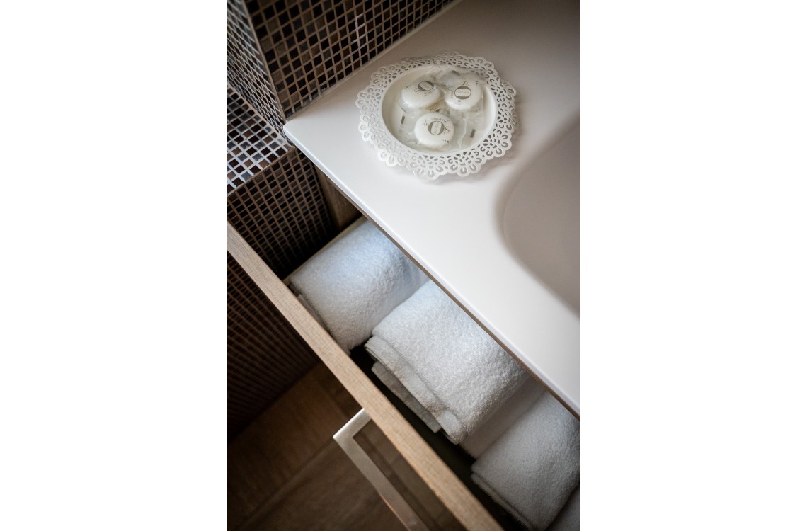 Situata al primo piano dell'edificio che chiude l'antico cortile, questa spaziosa e luminosa camera doppia, anche ad uso singola, con balcone aperto sul cortile, è la location ideale per trascorrere le vostre vacanze o pernottare durante un viaggio di lavoro. Con una superficie totale di circa 30 m², arredata in stile elegante e contemporaneo, dotata di comfort di ultima generazione, questa camera offre una splendida vista sugli edifici circostanti e sulla nostra magica campagna.