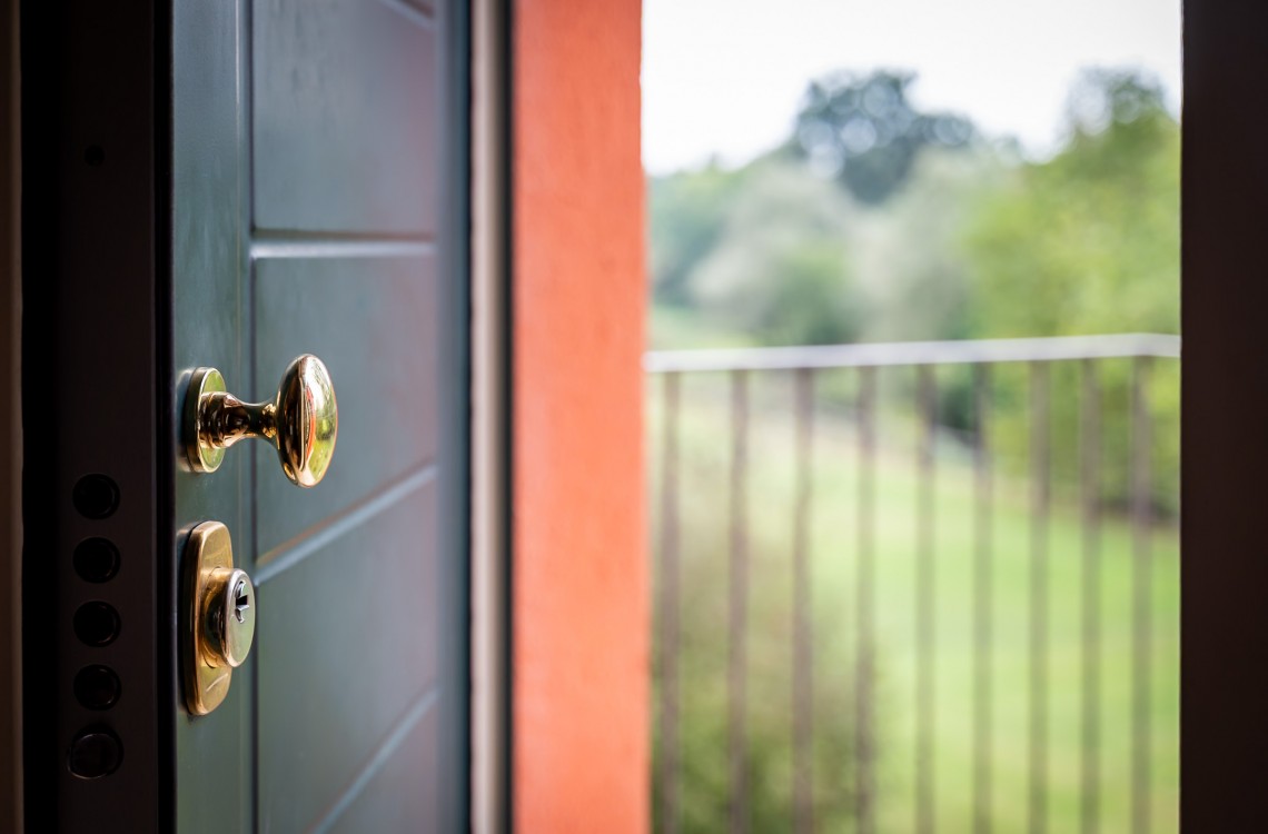 Situata al primo piano dell'edificio che chiude l'antica corte, questa spaziosa e luminosa camera doppia, anche ad uso singola, con balcone aperto sulla corte, è la location ideale per trascorrere le vostre vacanze o pernottare durante un viaggio di lavoro. Con una superficie totale di circa 30 mq, arredata in stile elegante e contemporaneo, dotata di comfort di ultima generazione, questa camera gode di una splendida vista sugli edifici circostanti e sulla nostra magica campagna.