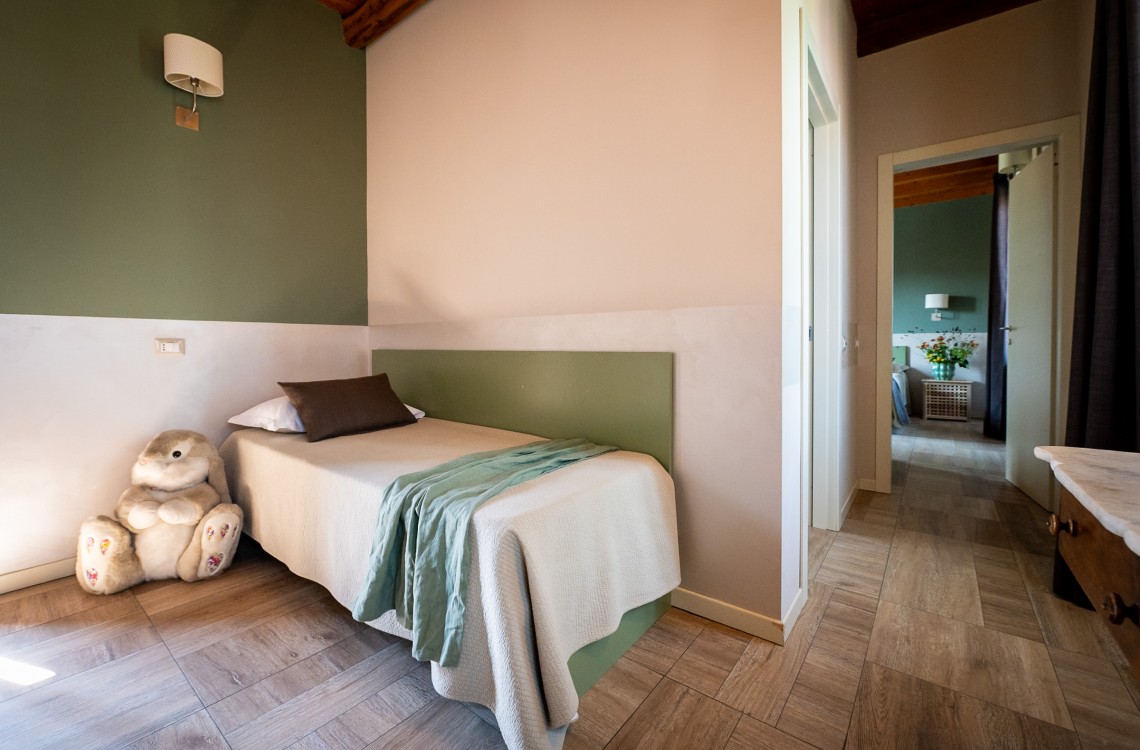 La suite si trova nella parte più antica del casale rurale, immersa in un'atmosfera armoniosa e rilassante, arredata con mobili contemporanei, caldi ed eleganti. Inoltre, la suite può trasformarsi in una confortevole camera familiare per 3-4 persone. La suite prende il nome dalla presenza dello stemma della famiglia Galiza dipinto sulla parete esterna. Con una superficie totale di 45 m², si sviluppa su un unico piano e comprende una camera da letto, un soggiorno e un bagno privato.