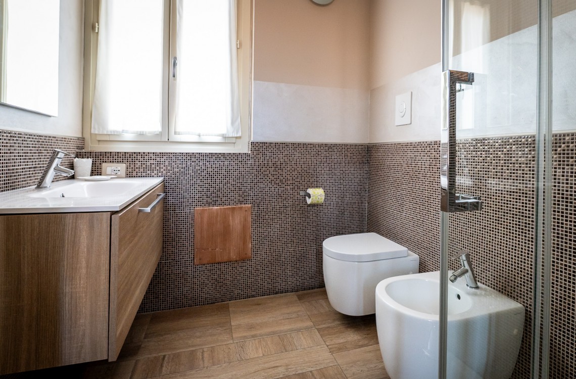 La suite si trova nella parte più antica del casale rurale, immersa in un'atmosfera armoniosa e rilassante, arredata con mobili contemporanei, caldi ed eleganti. Inoltre, la suite può trasformarsi in una confortevole camera familiare per 3-4 persone. La suite prende il nome dalla presenza dello stemma della famiglia Galiza dipinto sulla parete esterna. Con una superficie totale di 45 m², si sviluppa su un unico piano e comprende una camera da letto, un soggiorno e un bagno privato.