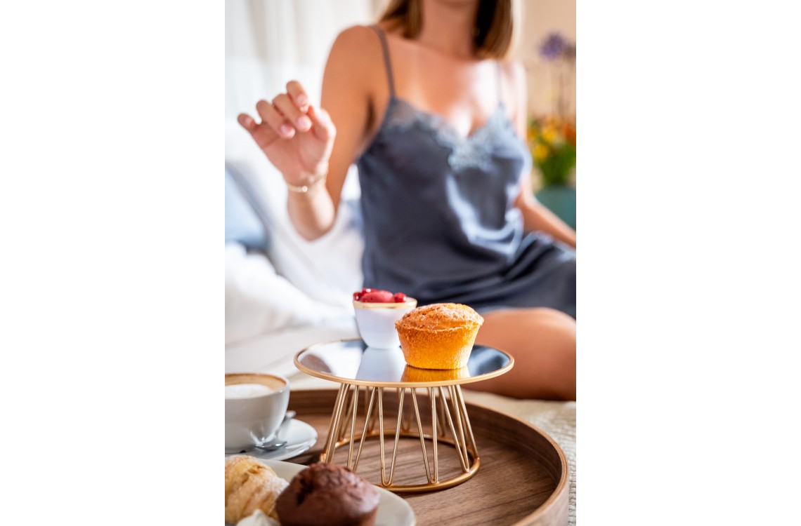 Disposta in modo da regalare ai nostri fortunati clienti una splendida vista sul Canal Grande (Naviglio) che circonda l'antica struttura del casale. Immersa in un ambiente caldo ed elegante, questa suite è stata progettata per farvi rilassare e godere al meglio delle vostre vacanze. Eccezionalmente dotata di ogni comfort possibile. La suite, con i suoi 39 m², deve la sua unicità alla presenza di un comodo letto a baldacchino e di una speciale vasca, dotata di idromassaggio e cromoterapia, che offre una vista spettacolare sui magici dintorni. Inoltre, il divano può essere trasformato in un comodo terzo letto.