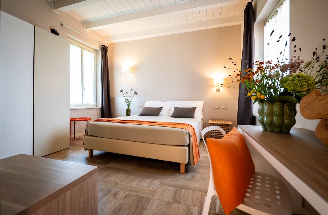 Situata al primo piano dell'edificio che chiude l'antico cortile, questa spaziosa e luminosa camera matrimoniale è la soluzione ideale per trascorrere le vostre vacanze o pernottare durante un viaggio di lavoro. Con una superficie totale di circa 28 mq, è arredata in stile elegante e contemporaneo e dotata di comfort di ultima generazione.