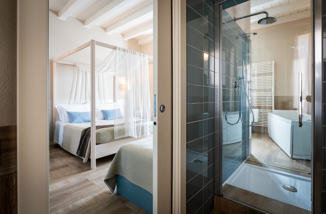 Disposta in modo da regalare ai nostri fortunati clienti una splendida vista sulla vasca d'acqua che circonda l'antica struttura del casale. Immersa in un ambiente caldo ed elegante, questa suite è stata progettata per farvi rilassare e godere al meglio delle vostre vacanze. Eccezionalmente dotata di ogni comfort possibile. La suite, con i suoi 42 m², deve la sua unicità alla presenza di un comodo letto a baldacchino e di una speciale vasca da bagno, dotata di idromassaggio e cromoterapia, che offre una vista spettacolare sul magico paesaggio circostante. Inoltre, il divano può essere trasformato in un comodo terzo letto.