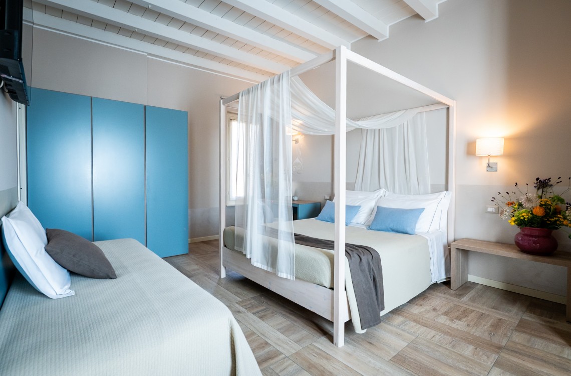 Disposta in modo da regalare ai nostri fortunati clienti una splendida vista sulla vasca d'acqua che circonda l'antica struttura del casale. Immersa in un ambiente caldo ed elegante, questa suite è stata progettata per farvi rilassare e godere al meglio delle vostre vacanze. Eccezionalmente dotata di ogni comfort possibile. La suite, con i suoi 42 m², deve la sua unicità alla presenza di un comodo letto a baldacchino e di una speciale vasca da bagno, dotata di idromassaggio e cromoterapia, che offre una vista spettacolare sul magico paesaggio circostante. Inoltre, il divano può essere trasformato in un comodo terzo letto.