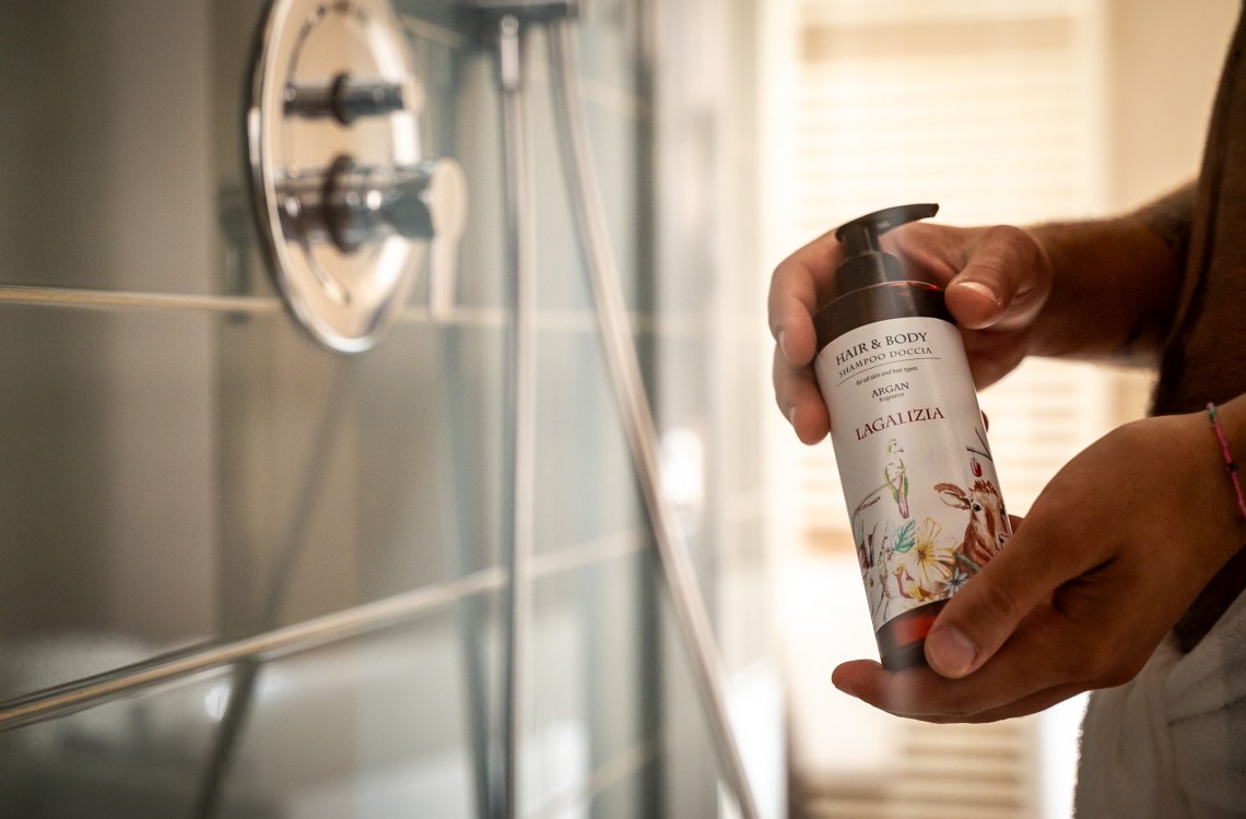 Disposta in modo da regalare ai nostri fortunati clienti una splendida vista sulla vasca d'acqua che circonda l'antica struttura del casale. Immersa in un ambiente caldo ed elegante, questa suite è stata progettata per farvi rilassare e godere al meglio delle vostre vacanze. Eccezionalmente dotata di ogni comfort possibile. La suite, con i suoi 42 m², deve la sua unicità alla presenza di un comodo letto a baldacchino e di una speciale vasca da bagno, dotata di idromassaggio e cromoterapia, che offre una vista spettacolare sul magico paesaggio circostante. Inoltre, il divano può essere trasformato in un comodo terzo letto.