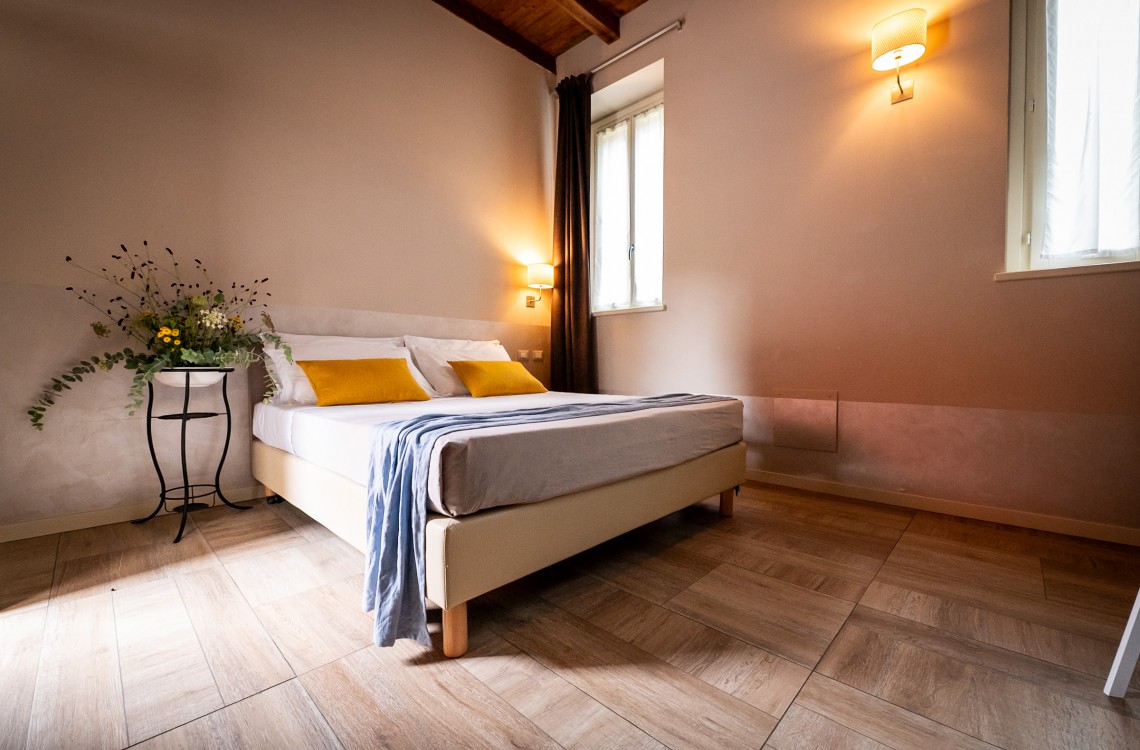 Disposta al piano terra dell'edificio che chiude l'antica corte, questa spaziosa e luminosa camera matrimoniale è pensata per essere il luogo ideale in cui trascorrere una vera vacanza o un soggiorno di lavoro. Con una superficie complessiva di circa 28 mq, arredata in stile elegante e contemporaneo, è dotata di tutti i comfort di ultima generazione. Accessibile anche ai portatori di handicap.