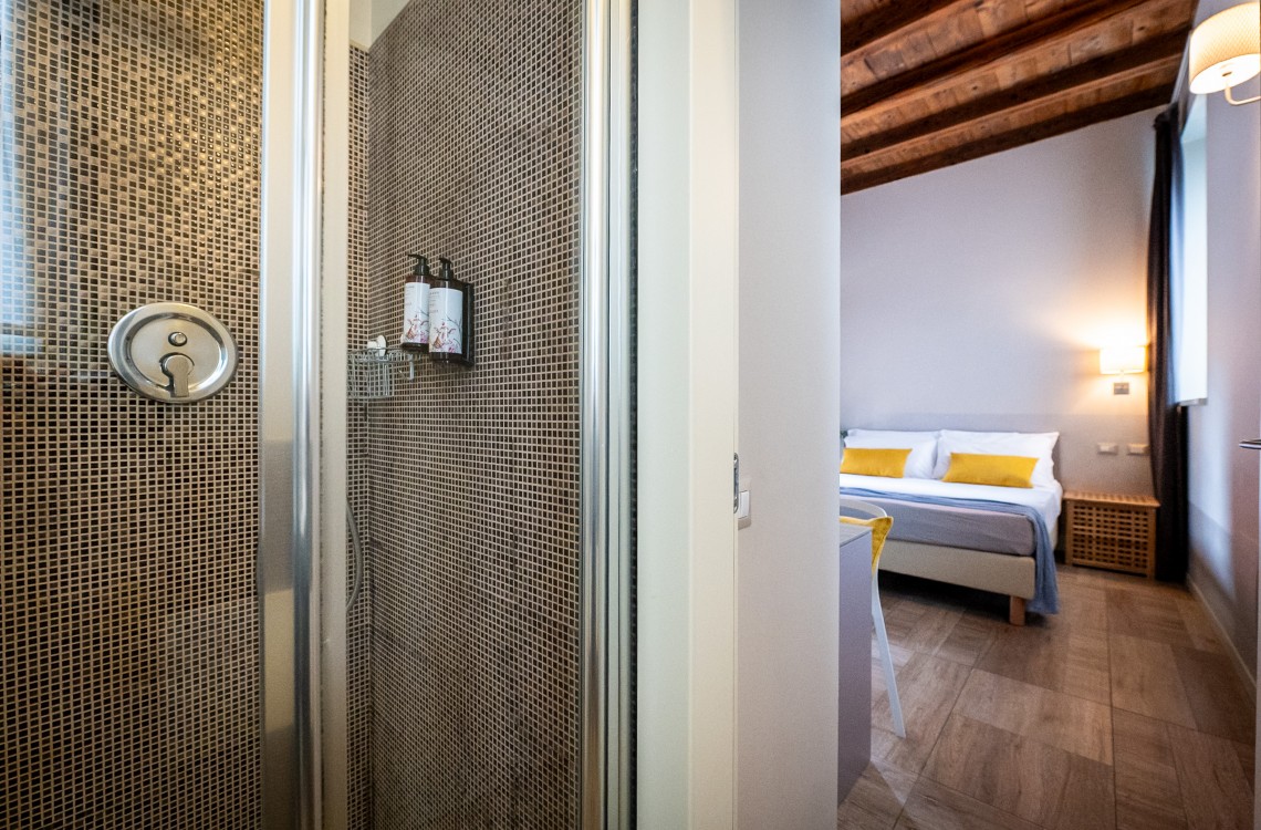 Disposta al piano terra dell'edificio che chiude l'antica corte, questa spaziosa e luminosa camera matrimoniale è pensata per essere il luogo ideale in cui trascorrere una vera vacanza o un soggiorno di lavoro. Con una superficie complessiva di circa 28 mq, arredata in stile elegante e contemporaneo, è dotata di tutti i comfort di ultima generazione. Accessibile anche ai portatori di handicap.