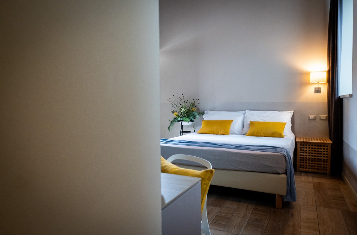 Disposta al piano terra dell'edificio che chiude l'antica corte, questa spaziosa e luminosa camera matrimoniale è pensata per essere il luogo ideale in cui trascorrere una vera vacanza o un soggiorno di lavoro. Con una superficie complessiva di circa 28 mq, arredata in stile elegante e contemporaneo, è dotata di tutti i comfort di ultima generazione. Accessibile anche ai portatori di handicap.