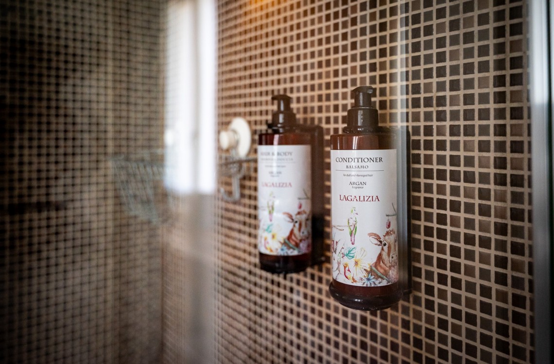 Disposta al primo piano, lungo il balcone aperto sul cortile, offre un ampio spazio, per un totale di 33 m². La Superior Melograno è una camera luminosa ed elegantemente arredata; pensata per regalare alla vostra esperienza di vacanza la migliore sensazione di benessere, anche grazie a tutti i suoi comfort di ultima generazione. Questa camera gode di una splendida vista sugli edifici circostanti e sulla nostra magica campagna.