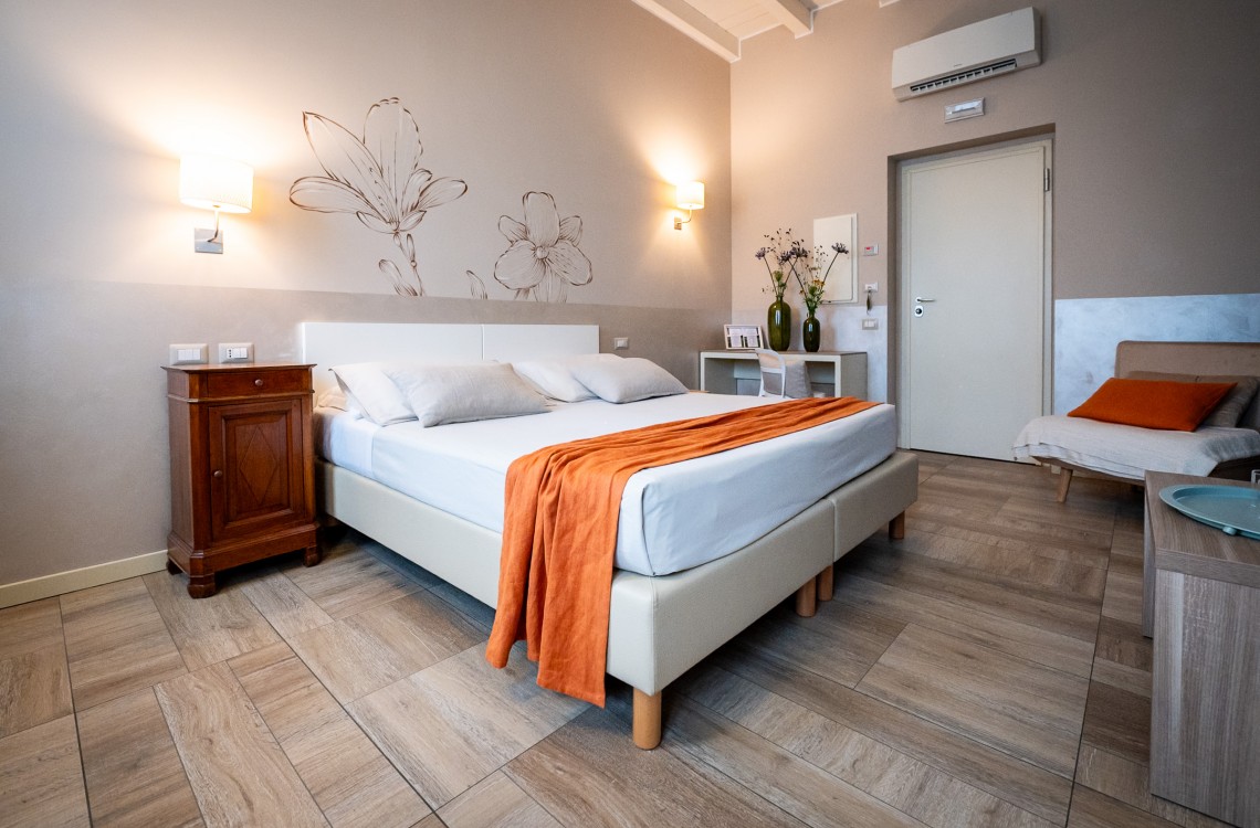 Situata al piano terra dell'edificio che chiude l'antica corte, questa spaziosa e luminosa camera doppia, anche ad uso singolo, è la soluzione ideale per trascorrere le vostre vacanze o pernottare durante un viaggio di lavoro. Con una superficie totale di circa 30 m², arredata in stile elegante e contemporaneo, offre comfort di ultima generazione. Questa camera gode di una splendida vista sugli edifici circostanti e sulla nostra magica campagna.<br>