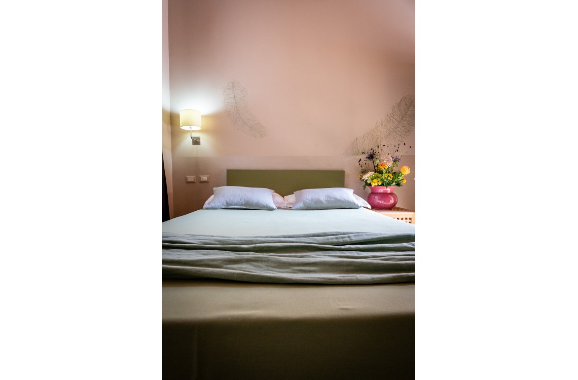 Arranged on the ground floor of the building characterized by its dovecote tower, the room is designed for single travellers and for these who need comfortable spaces to move. With a total of 24m2, furnished in a contemporary and elegant style, is also equipped with all the comforts the latest generation can offer us. Accessible also to handicap bearer