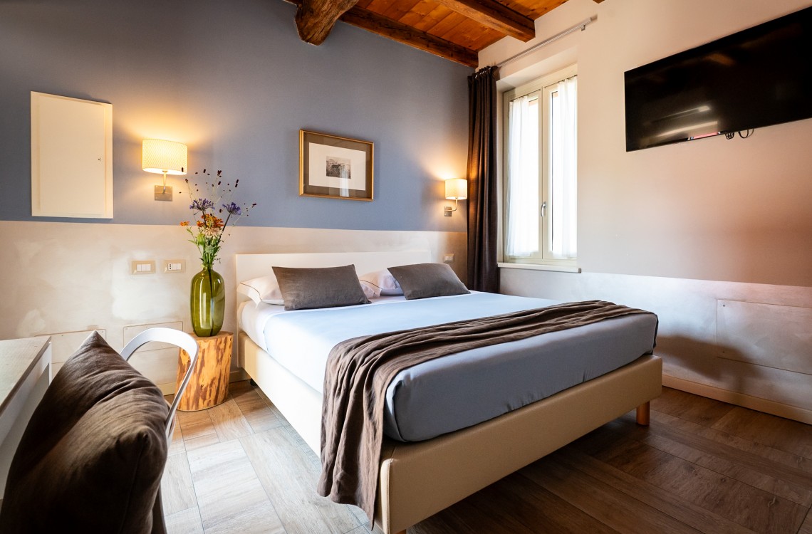 La suite, caratterizzata da una torre colombaia costruita nel XIV secolo dai Domenicani, è disposta su due piani e dispone di una camera da letto, un soggiorno e un bagno privato. Con una superficie totale di 55 m², si trova nella parte più storica del casale rurale, in un'atmosfera armoniosa e rilassante, arredata con mobili contemporanei ed eleganti. Inoltre, la suite può trasformarsi in una confortevole camera familiare per 3-4 persone.