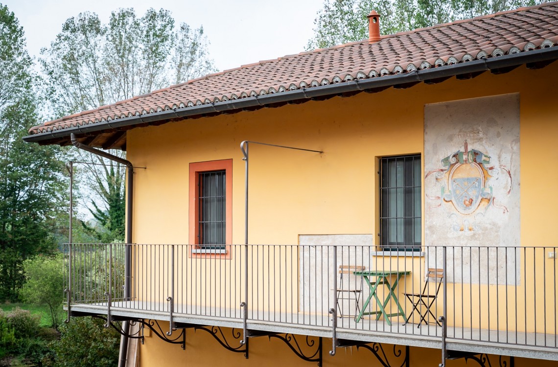 Disposta al piano primo dell'edificio lungo la balconata aperta verso la corte interna, camera doppia, anche ad uso singolo, ampia e luminosa è stata pensata per essere il luogo ideale dove trascorrere il vostro soggiorno di vacanza o di lavoro. Di complessivi 30mq circa, è arredata con stile contemporaneo, caldo ed elegante, dispone di scrivania e confort di ultima generazione.  Gode ​​di una bellissima vista sugli edifici circostanti e sulla campagna. <br>Con letto matrimoniale o due letti singoli, disponibile uso SINGOLA e uso DOPPIA<br>