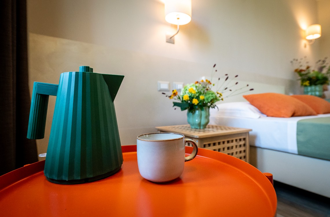 Disposta al piano primo dell'edificio lungo la balconata aperta verso la corte interna, camera doppia con letto matrimoniale, anche ad uso singolo, ampia e luminosa e stata pensata per essere il luogo ideale dove trascorrere il vostro soggiorno di vacanza o di lavoro. Di complessivi 30mq circa, è arredata con stile contemporaneo, caldo ed elegante, dispone di scrivania e confort di ultima generazione. Gode ​​di una bellissima vista sugli edifici circostanti e sulla campagna. <br>Con letto matrimoniale, disponibile uso SINGOLA e uso DOPPIA<br>