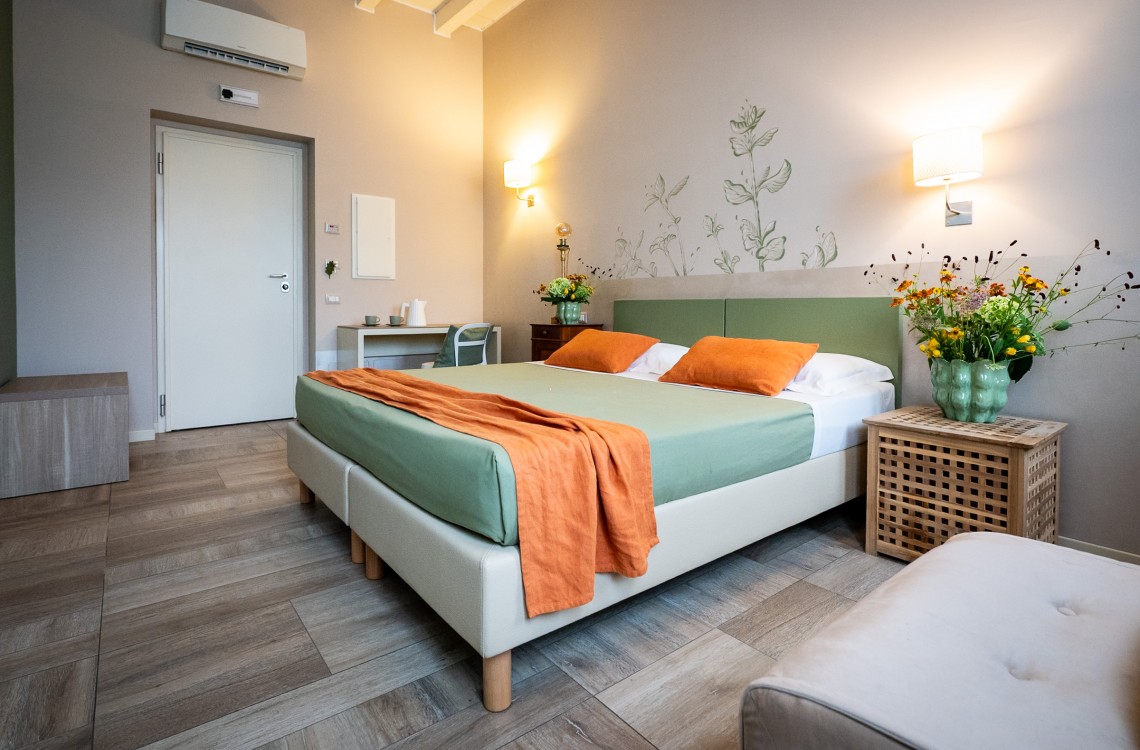 Disposta al piano terra dell'edificio che chiude l'antica corte, camera doppia, anche ad uso singolo, ampia e luminosa è stata pensata per essere il luogo ideale dove trascorrere il vostro soggiorno di vacanza o di lavoro. Di complessivi 30mq circa, è arredata con stile contemporaneo, caldo ed elegante, dispone di scrivania e confort di ultima generazione. Possibilità di due letti singoli o un letto matrimoniale. <br>Gode ​​di una bellissima vista sugli edifici circostanti e sulla campagna. <br>Con letto matrimoniale o due letti singoli, disponibile uso SINGOLA e uso DOPPIA.<br>