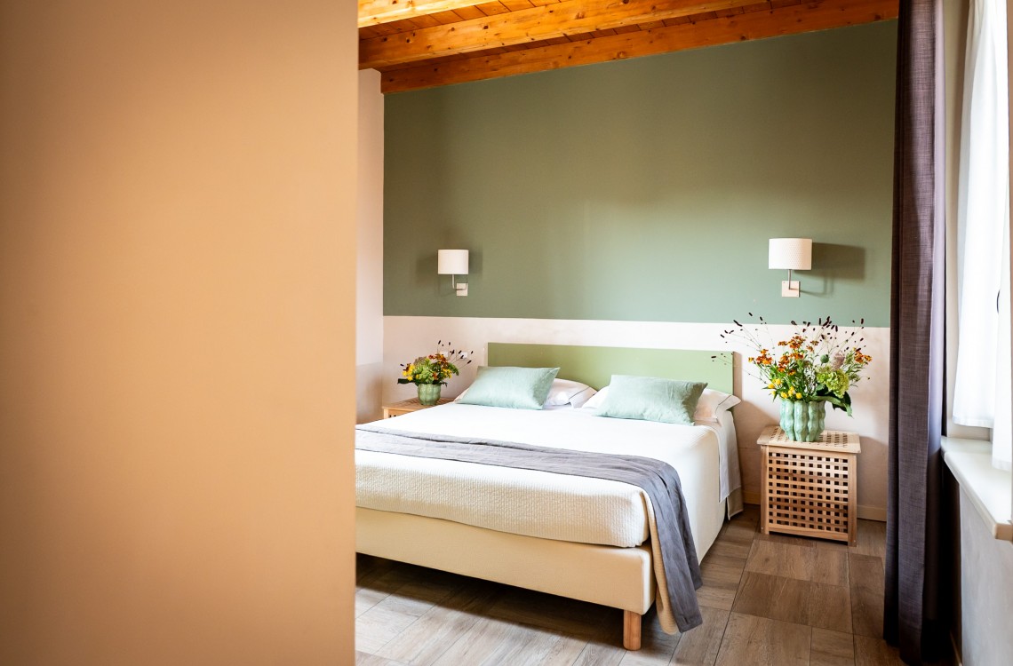 La suite è disposta nella parte più antica dell'insediamento rurale, in un ambiente armonico e rilassante, arredata con stile contemporaneo, caldo ed elegante, la suite può diventare una comoda family room per 3-4 persone. La suite STEMMA, così denominata per la presenza dello stemma seicentesco della famiglia Galizia, di complessivi 45mq, è collocata su un unico piano su cui si dispone la camera da letto, con un letto matrimoniale, il soggiorno, con due letti singoli, e il bagno privato.  <br>Disponibile uso SINGOLA, uso DOPPIA, uso TRIPLA e uso QUADRUPLA (2 adulti + 1/2 bambini).<br>