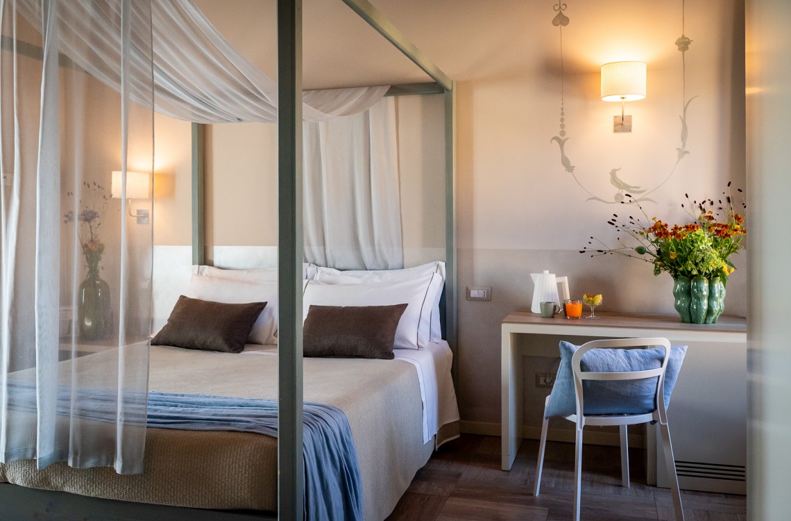 Disposta al piano primo di un antico edificio posto a godere della suggestiva vista del naviglio grande, in un ambiente arredato con gusto elegante, è stata pensata per farvi rilassare in un'atmosfera magica dotata di ogni confort. La suite, di complessivi 39mq, si caratterizza per la presenza di un accogliente letto a baldacchino e di una vasca, con vista sulla camera, dotata di idromassaggio e cromoterapia. Il divano può essere trasformato in un comodo terzo letto. <br>Disponibile uso SINGOLA, uso DOPPIA e uso TRIPLA.<br>