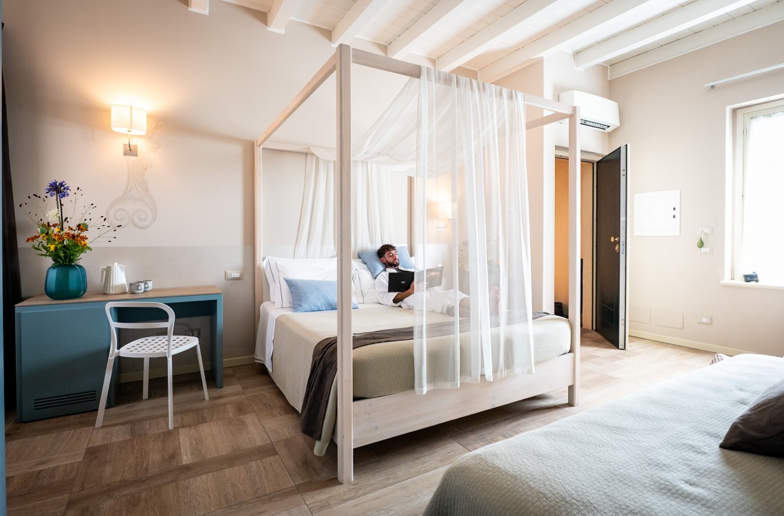 Disposta al piano primo di un antico edificio posto a godere della suggestiva vista del naviglio grande, in un ambiente arredato con gusto elegante, è stata pensata per farvi rilassare in un'atmosfera magica dotata di ogni confort. La suite, di complessivi 39mq, si caratterizza per la presenza di un accogliente letto a baldacchino e di una vasca, con vista sulla camera, dotata di idromassaggio e cromoterapia. Il divano può essere trasformato in un comodo terzo letto. <br>Disponibile uso SINGOLA, uso DOPPIA e uso TRIPLA.<br>