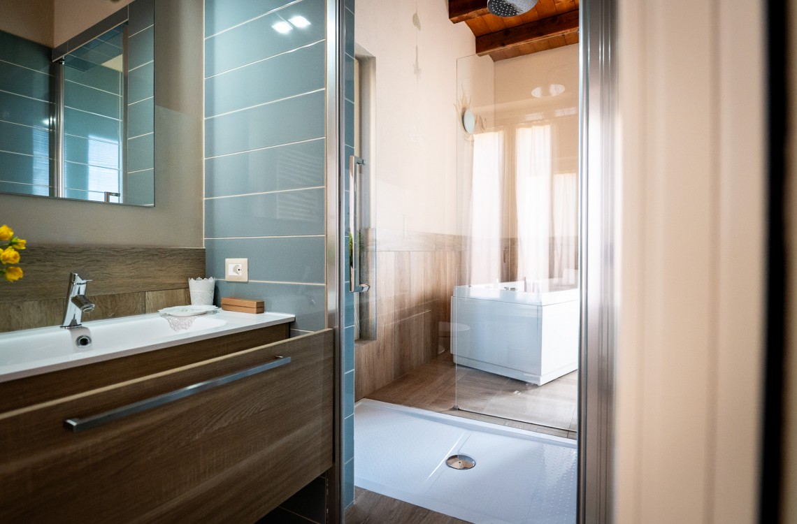 Disposta al piano primo di un antico edificio posto a godere della suggestiva vista del naviglio grande, in un ambiente arredato con gusto elegante, è stata pensata per farvi rilassare in un'atmosfera magica dotata di ogni confort. La suite, di complessivi 39mq, si caratterizza per la presenza di un accogliente letto a baldacchino e di una vasca, con vista sulla camera, dotata di idromassaggio e cromoterapia. Il divano può essere trasformato in un comodo terzo letto. <br>Disponibile uso SINGOLA, uso DOPPIA e uso TRIPLA.<br>