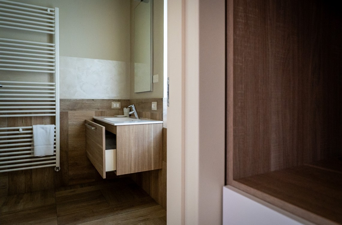 Disposta al piano primo dell'edificio che chiude l'antica corte, camera doppia ampia e luminosa è pensata per essere il luogo ideale dove trascorrere il vostro soggiorno di vacanza o di lavoro. Di complessivi 28 mq circa, è arredata con stile contemporaneo, caldo ed elegante, dispone di letto matrimoniale, scrivania e confort di ultima generazione. Gode ​​di una bellissima vista sugli edifici circostanti e sulla campagna.  <br>Con letto matrimoniale, disponibile uso SINGOLA e uso DOPPIA.