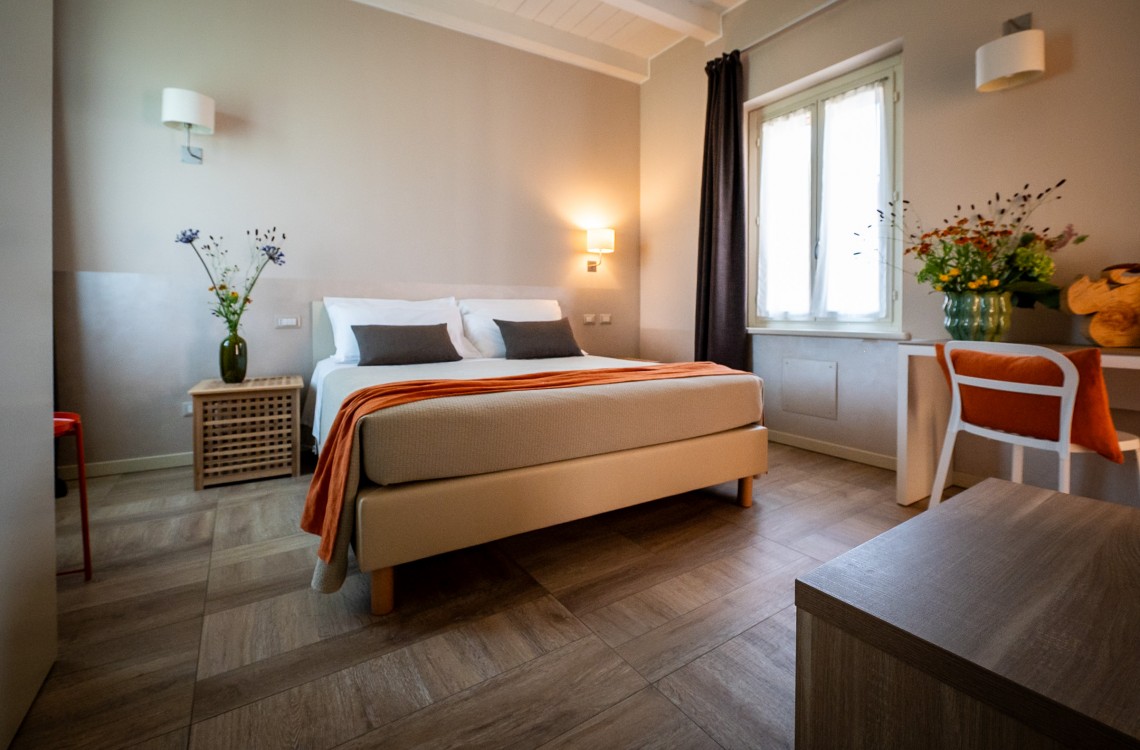 Disposta al piano primo dell'edificio che chiude l'antica corte, camera doppia ampia e luminosa è pensata per essere il luogo ideale dove trascorrere il vostro soggiorno di vacanza o di lavoro. Di complessivi 28 mq circa, è arredata con stile contemporaneo, caldo ed elegante, dispone di letto matrimoniale, scrivania e confort di ultima generazione. Gode ​​di una bellissima vista sugli edifici circostanti e sulla campagna.  <br>Con letto matrimoniale, disponibile uso SINGOLA e uso DOPPIA.