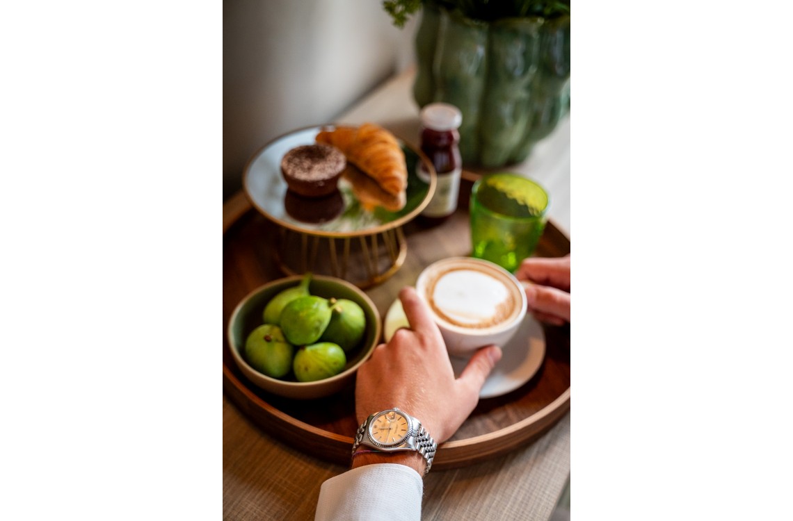 Disposta a godere della suggestiva vista dello specchio d'acqua, che avvolge in un abbraccio l'antico complesso rurale, in un ambiente arredato con stile caldo ed elegante, è stata progettata per farvi rilassare in un'atmosfera magica dotata di ogni confort. La suite, di complessivi 42mq, è resa unica dalla presenza di un accogliente letto a baldacchino e di una vasca, con vista sulla camera e sul fontanile, dotata di idromassaggio e cromoterapia. Il divano può essere trasformato in un comodo terzo letto. <br>Disponibile uso SINGOLA, uso DOPPIA e uso TRIPLA.<br>