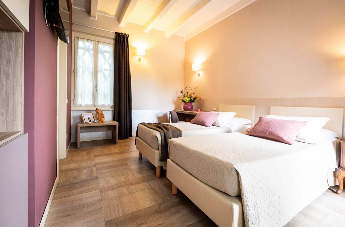 Disposta al piano primo dell'edificio lungo la balconata aperta verso la corte interna, camera doppia, anche ad uso singolo, ampia e luminosa è stata pensata per essere il luogo ideale dove trascorrere il vostro soggiorno di vacanza o di lavoro.  Di complessivi 30mq circa, è arredata con stile contemporaneo, caldo ed elegante, dispone di scrivania e confort di ultima generazione. Gode ​​di una bellissima vista sugli edifici circostanti e sulla campagna. <br>Con letto matrimoniale o due letti singoli, disponibile uso SINGOLA e uso DOPPIA<br>