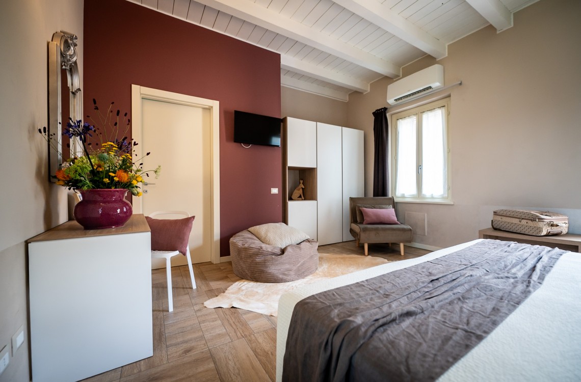 Posta al piano primo lungo la balconata aperta verso la corte interna, gode di un ampio spazio, di complessivi 33mq, luminoso ed elegantemente arredato. Possibilità di letto matrimoniale o due letti singoli, possibilità aggiunta di un terzo letto. Pensata per offrire al vostro soggiorno la miglior sensazione di benessere gode di tutti i confort. Gode ​​di una bellissima vista sugli edifici circostanti e sulla campagna. <br>Con letto matrimoniale o due letti singoli, disponibile uso SINGOLA e uso DOPPIA<br>