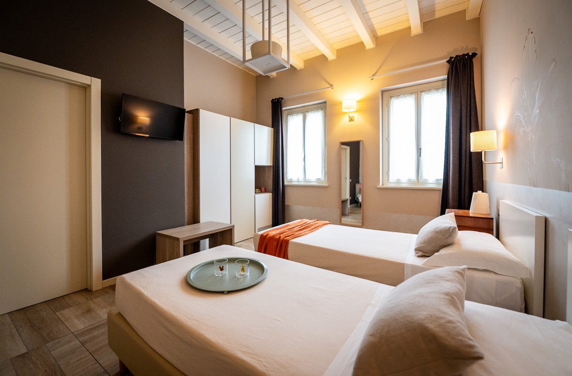 Disposta al piano terra dell'edificio che chiude l'antica corte, camera doppia, anche ad uso singolo, ampia e luminosa è stata pensata per essere il luogo ideale dove trascorrere il vostro soggiorno di vacanza o di lavoro. Di complessivi 30mq circa, è arredata con stile contemporaneo, caldo ed elegante, dispone di scrivania e confort di ultima generazione. <br>Gode ​​di una bellissima vista sugli edifici circostanti e sulla campagna. <br>Con letto matrimoniale o due letti singoli, disponibile uso SINGOLA e uso DOPPIA.<br>