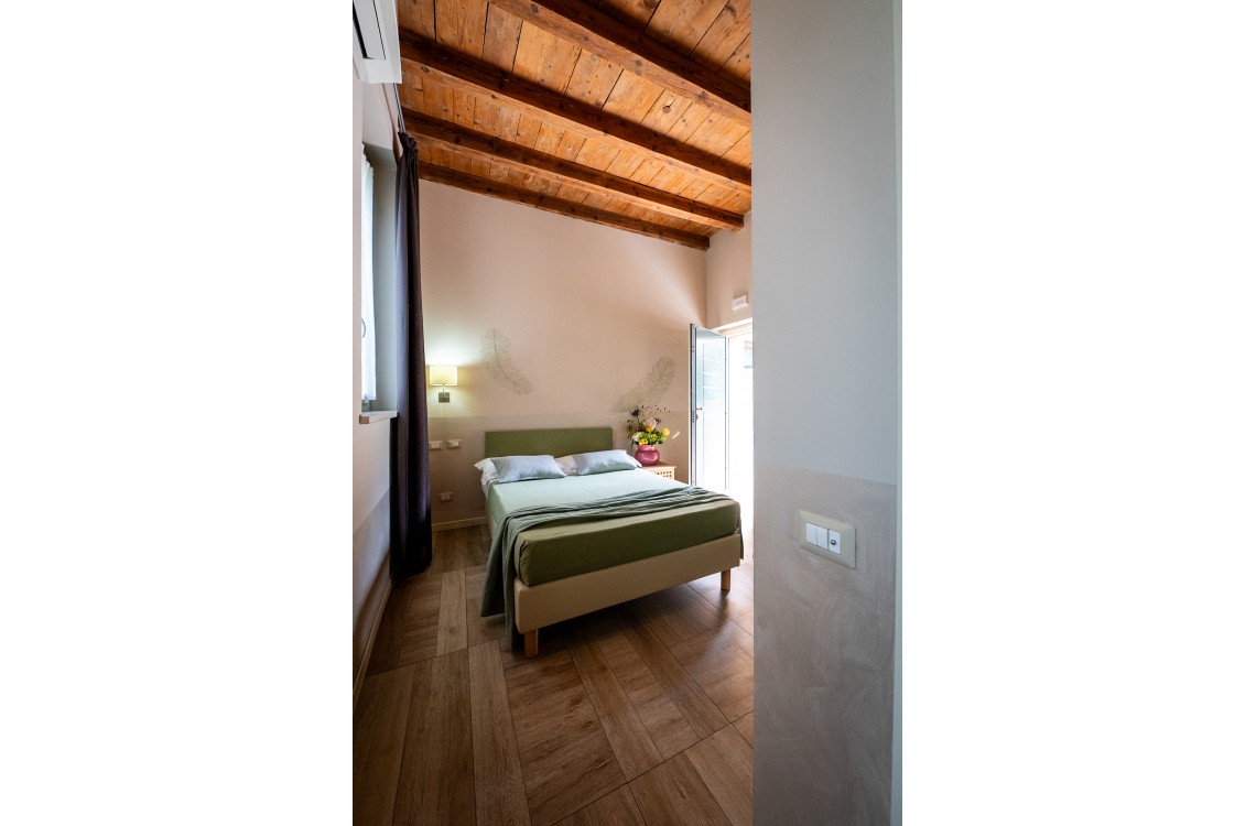 Disposta al piano terra del fabbricato che si caratterizza per la sua
 torre colombaia, la camera è pensata per chi viaggia da solo e per chi 
necessita di comodi spazi per muoversi; di complessivi 24mq, arredata in
 stile contemporaneo ed elegante è dotata di tutti i confort di ultima 
generazione.
Accessibile anche a portatore di handicapp. <br>Con letto alla francese disponibile solo uso SINGOLO.<br>