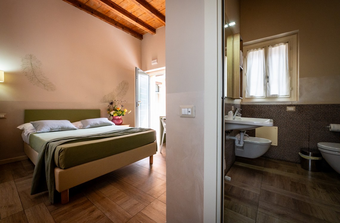 Disposta al piano terra del fabbricato che si caratterizza per la sua
 torre colombaia, la camera è pensata per chi viaggia da solo e per chi 
necessita di comodi spazi per muoversi; di complessivi 24mq, arredata in
 stile contemporaneo ed elegante è dotata di tutti i confort di ultima 
generazione.
Accessibile anche a portatore di handicapp. <br>Con letto alla francese disponibile solo uso SINGOLO.<br>