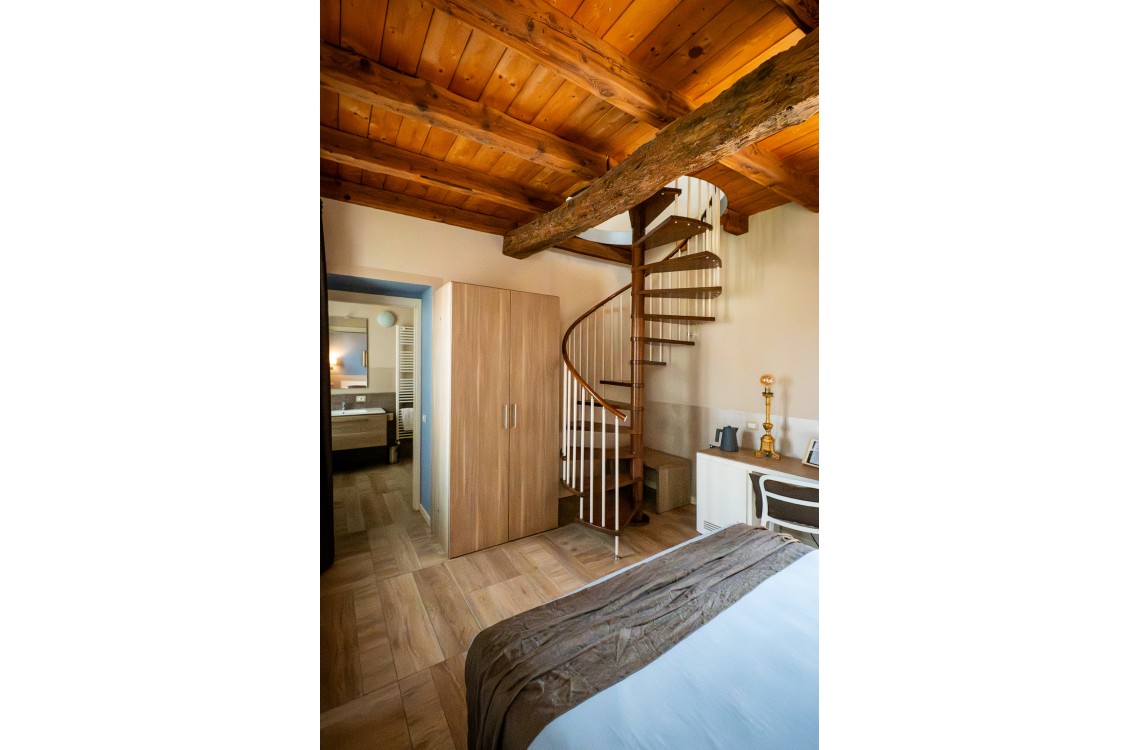 La suite, caratterizzata dall'antica torre colombaia costruita dai domenicani nel XIV secolo, è collocata su due piani su cui si dispone la camera da letto, con un letto matrimoniale, il soggiorno, con due letti singoli, ed il bagno. Di complessivi 55mq, è collocata nella parte più storica dell'insediamento rurale, in un ambiente armonico e rilassante, arredato con stile contemporaneo ed elegante, la suite può diventare una comoda family room per 3-4 persone.    <br>Disponibile uso SINGOLA, uso DOPPIA, uso TRIPLA e uso QUADRUPLA (2 adulti + 1/2 bambini).<br>